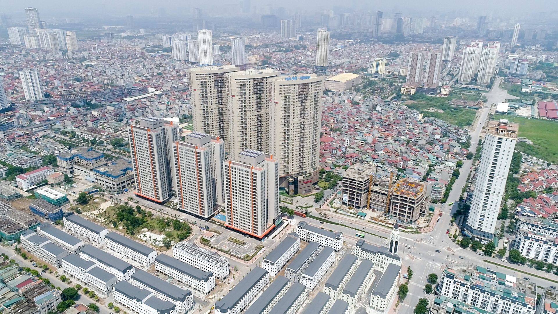 Xây dựng đô thị văn minh theo hướng lấy con người làm trọng tâm - Ảnh: Văn Phú